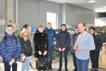 Николай Цаплин проводит экскурсию для школьников по цехам НПФ "Моссар" Николай Цаплин